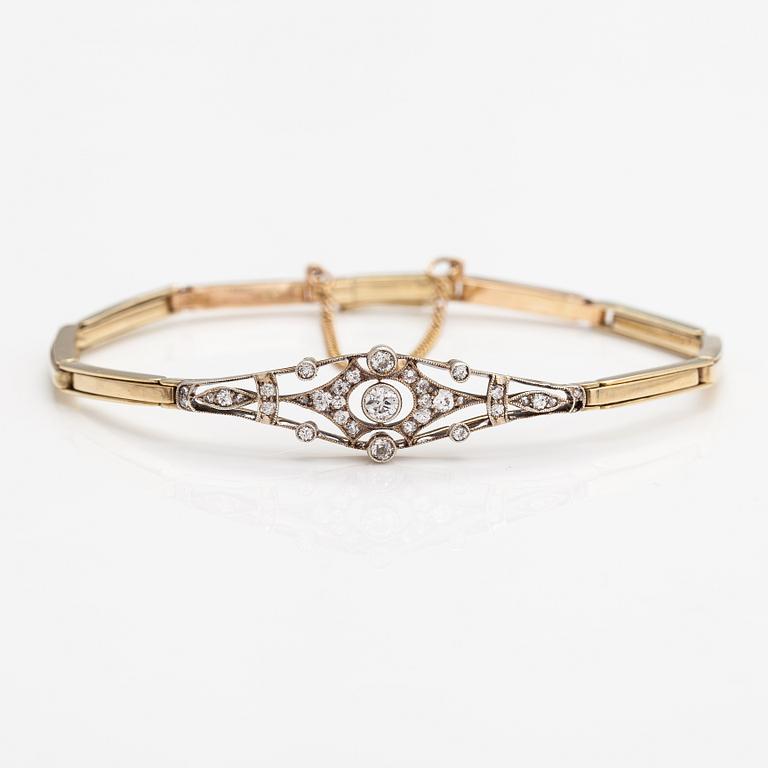 A 14K gold bracelet with old-cut and rose-cut diamonds ca. 1.00 ct in total. St. Petersburg, turn of the 20th century.