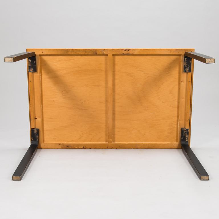 Alvar Aalto, a mid-20th century '81' dining table and four '68' chairs for Artek.