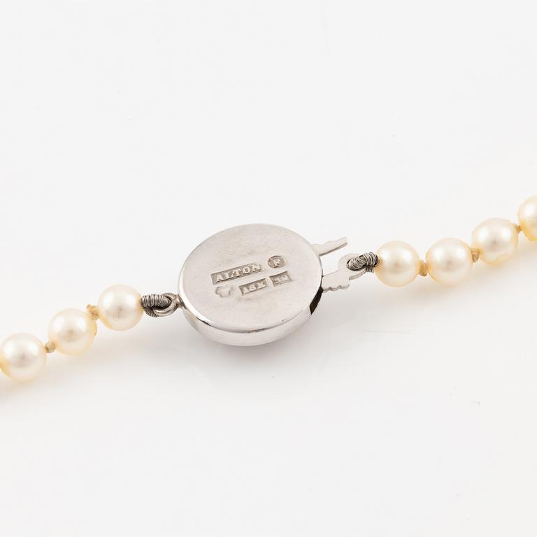 Pearl necklace, graduated cultured pearls, clasp, Alton, 18K white gold with white faceted stone.