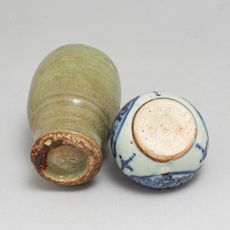 A blue and white ceramic jar and a celadon glazed vase, Ming dynasty (1368-1644).