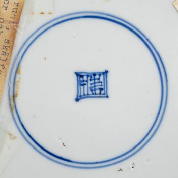 A Chinese blue and white porcelain dish, Qing dynasty, Kangxi (1662-1722).