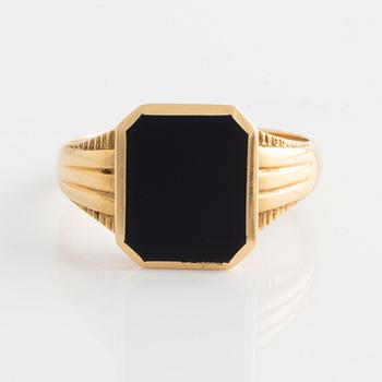 Ring, 18K guld med planslipad onyx.