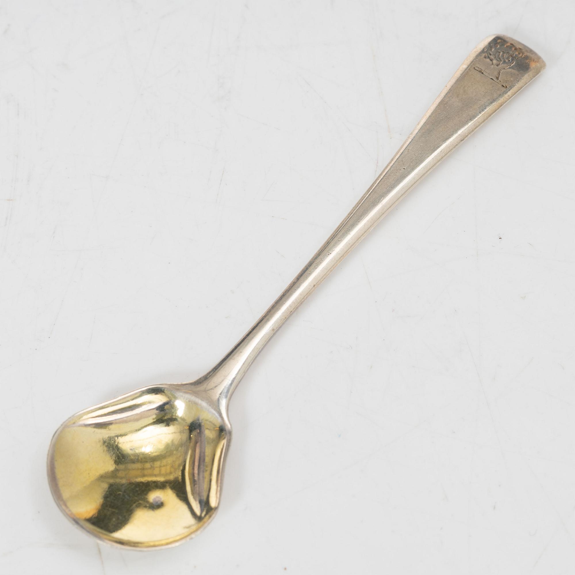 Saltkar, 2 st snarlika, silver och glas, troligen Frankrike. 1800-tal.