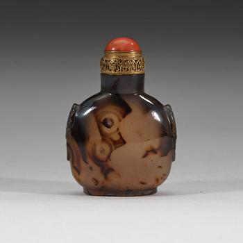 A agathe snuff bottle with stopper, Qing dynasty (1644-1912).