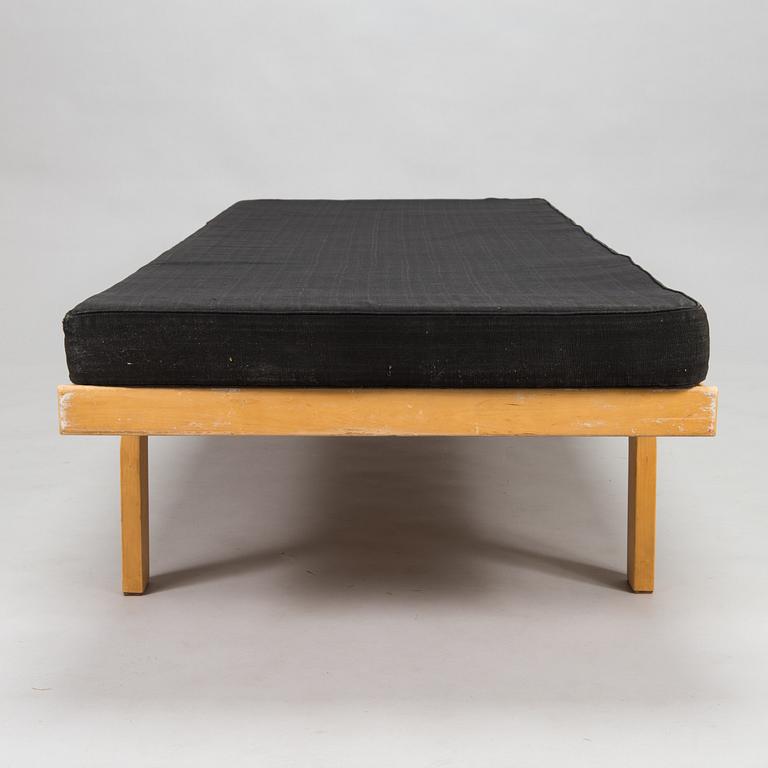 Alvar Aalto, a '710' daybed for Artek.