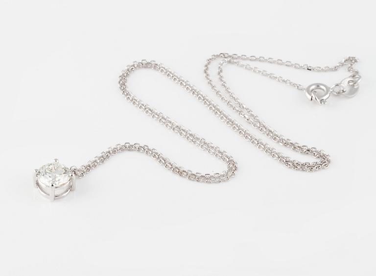 HÄNGE, 18K vitguld med briljantslipad diamant 1.01 ct. Vikt 2,4 gram.