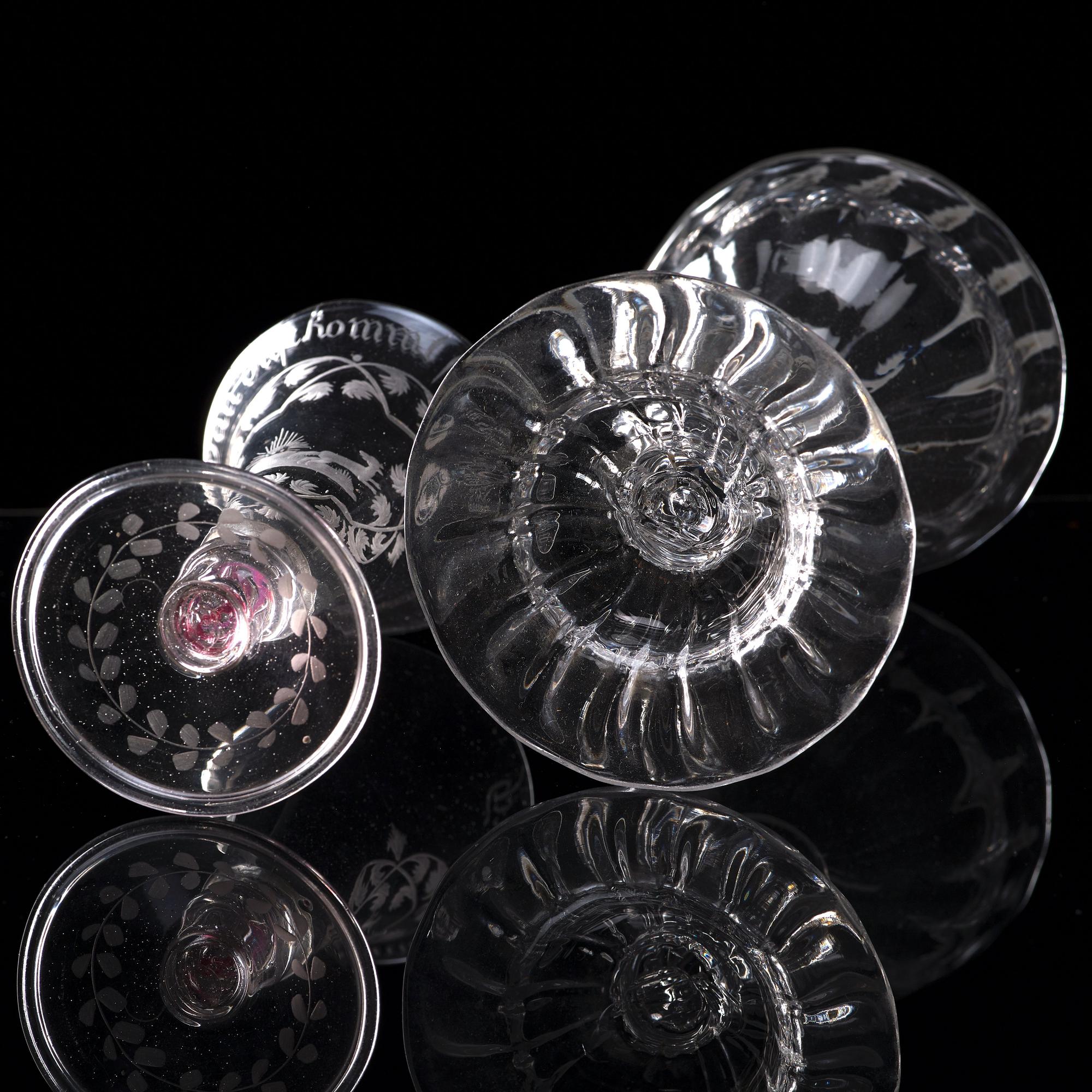 GLAS, två stycken. 1700-tal.