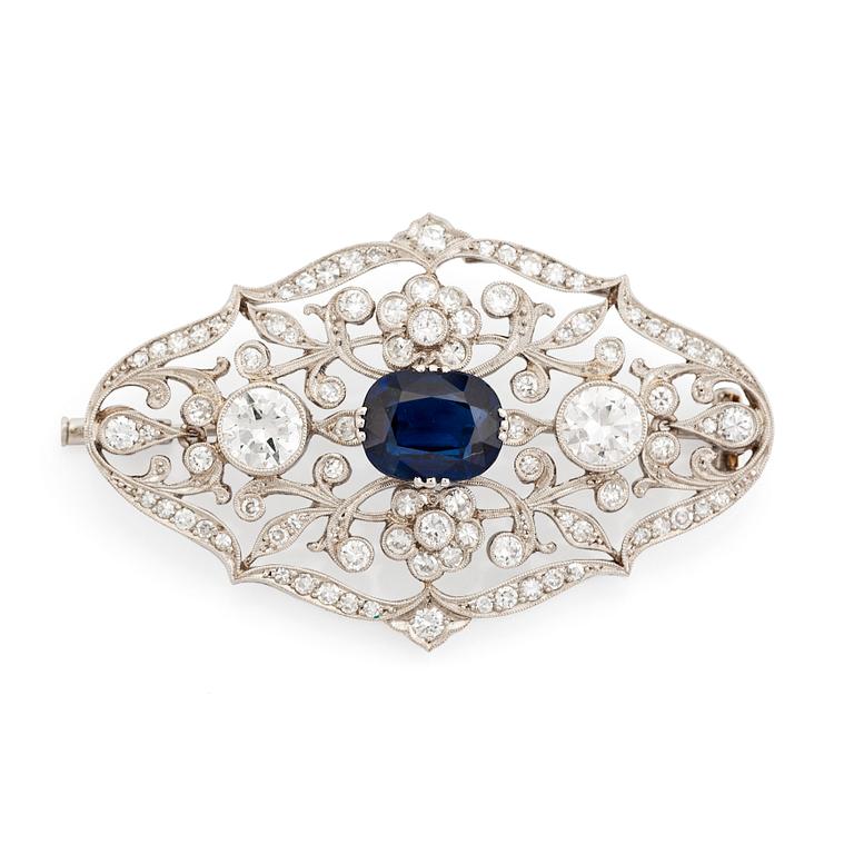 Brosch platina med en fasettslipad safir samt gammal- och åttkantslipade diamanter.