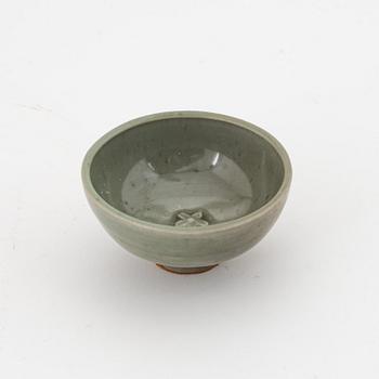 A Longquan ceramic bowl, Ming dynasty (1368-1644).