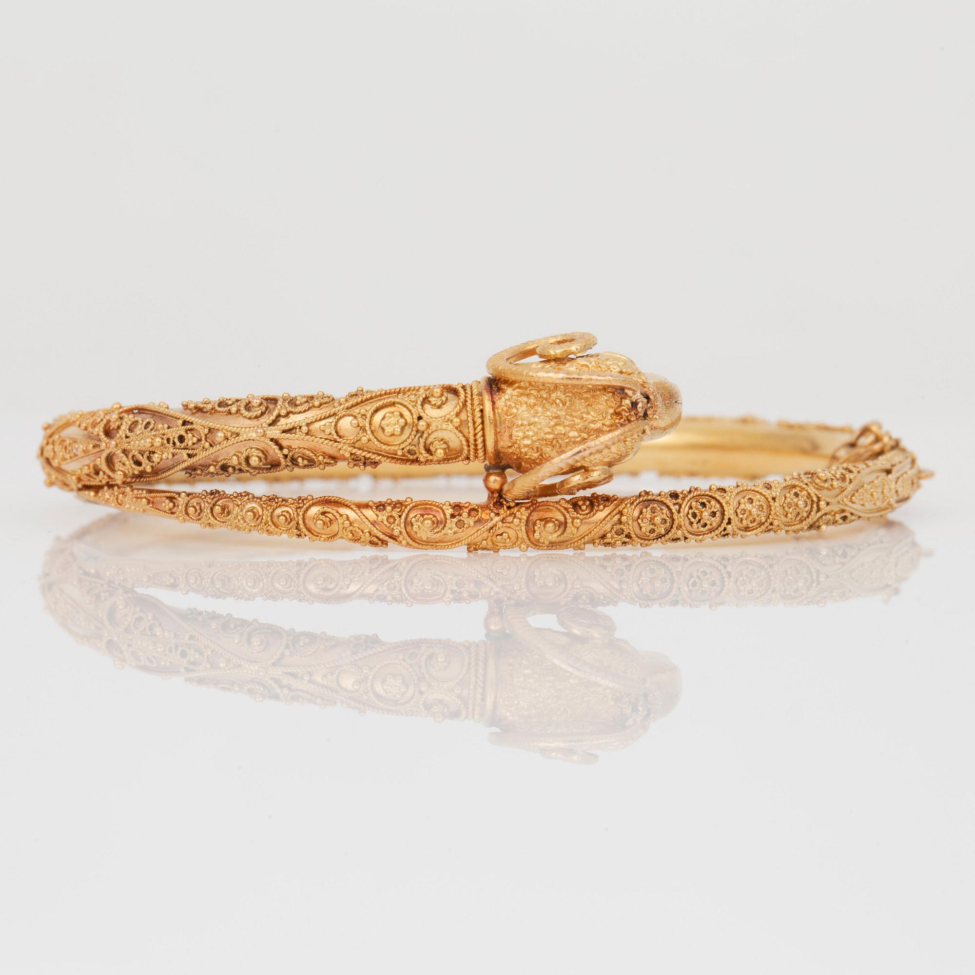 ARMBAND med vädurhuvud och filigranornament, 1860-tal.