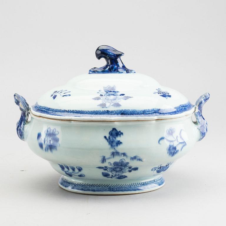 A Chinese Qianlong blue and white porcelain tureen and lid.