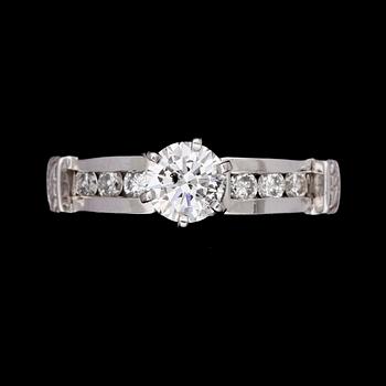 RING, 14k vitguld med briljantslipade diamanter ca0,78ct o 6 tot ca0,30ct. Vikt 7,3g.
