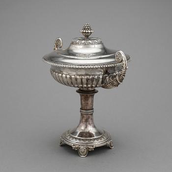 SKÅL PÅ FOT, silver, Gustav Folker, Stockholm, 1832. Vikt ca 690 g.