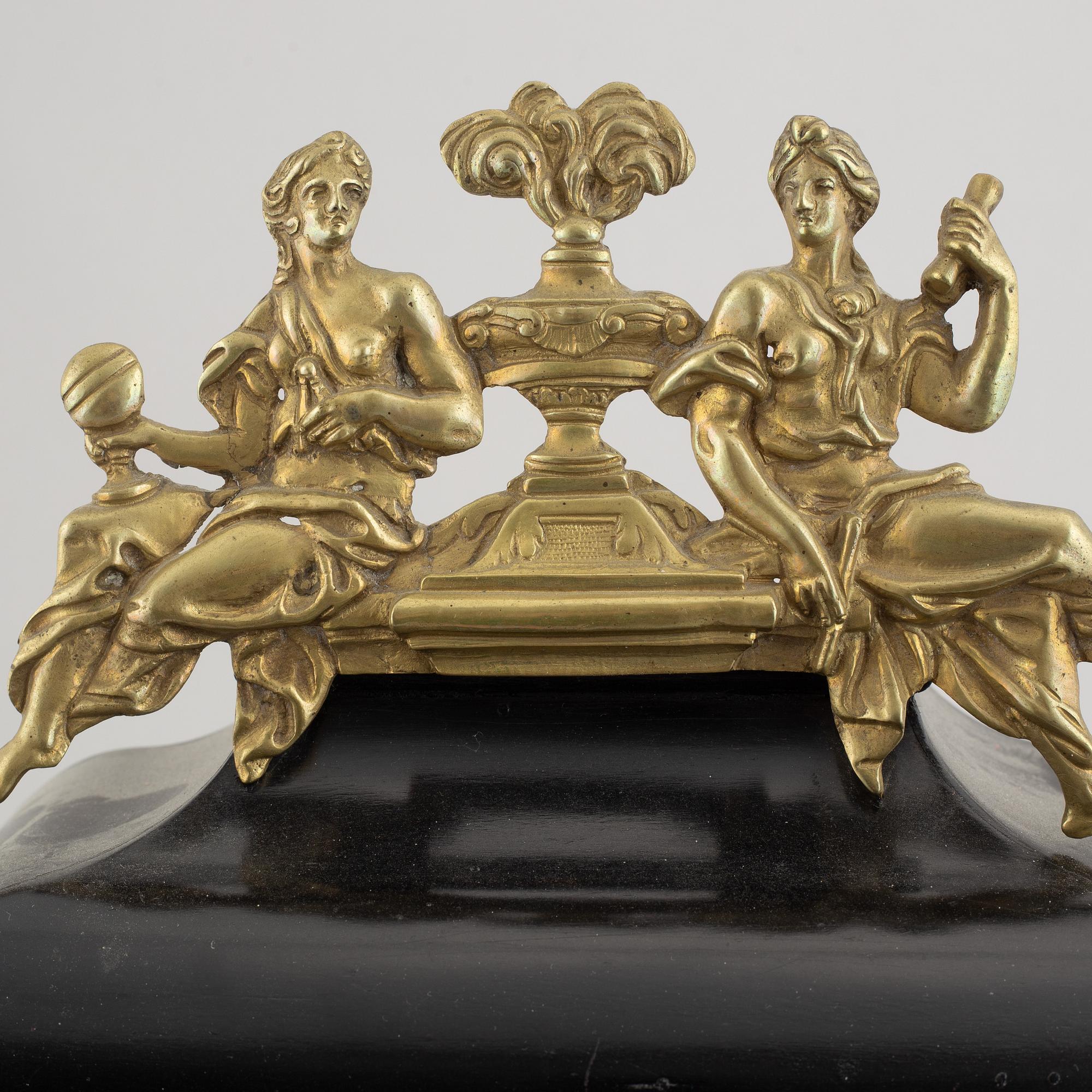 An Austrian mantle clock. by Franz Weiskopf, Vienna, from around the year 1800.