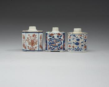 TEDOSOR, tre stycken, porslin. Qing dynastin, Kangxi (1662-1722).