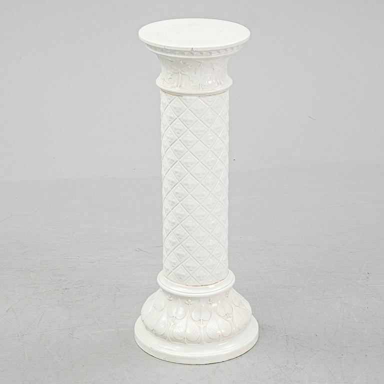 An early 20th Century piedestal.