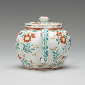 A 'Kakiemon' tea pot with cover, Qing dynasty, 18th Century.