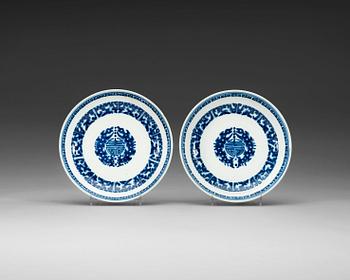 A pair of blue and white chargers, Qing dynasty, Kangxi (1662-1722), with Chenghua four character mark.
