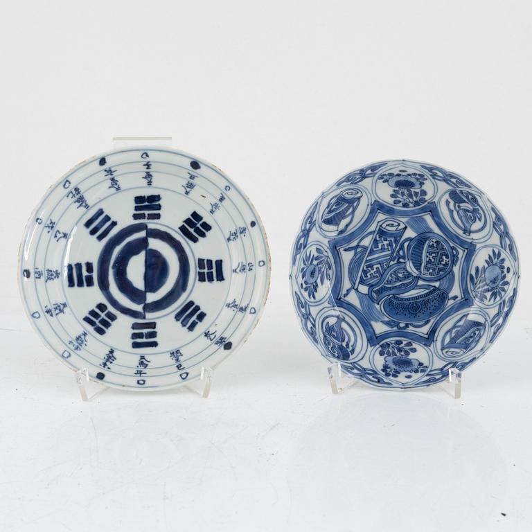 A group of four Chinese blue and white dishes, late Ming/early Qing dynasty, 17th and 18th century.