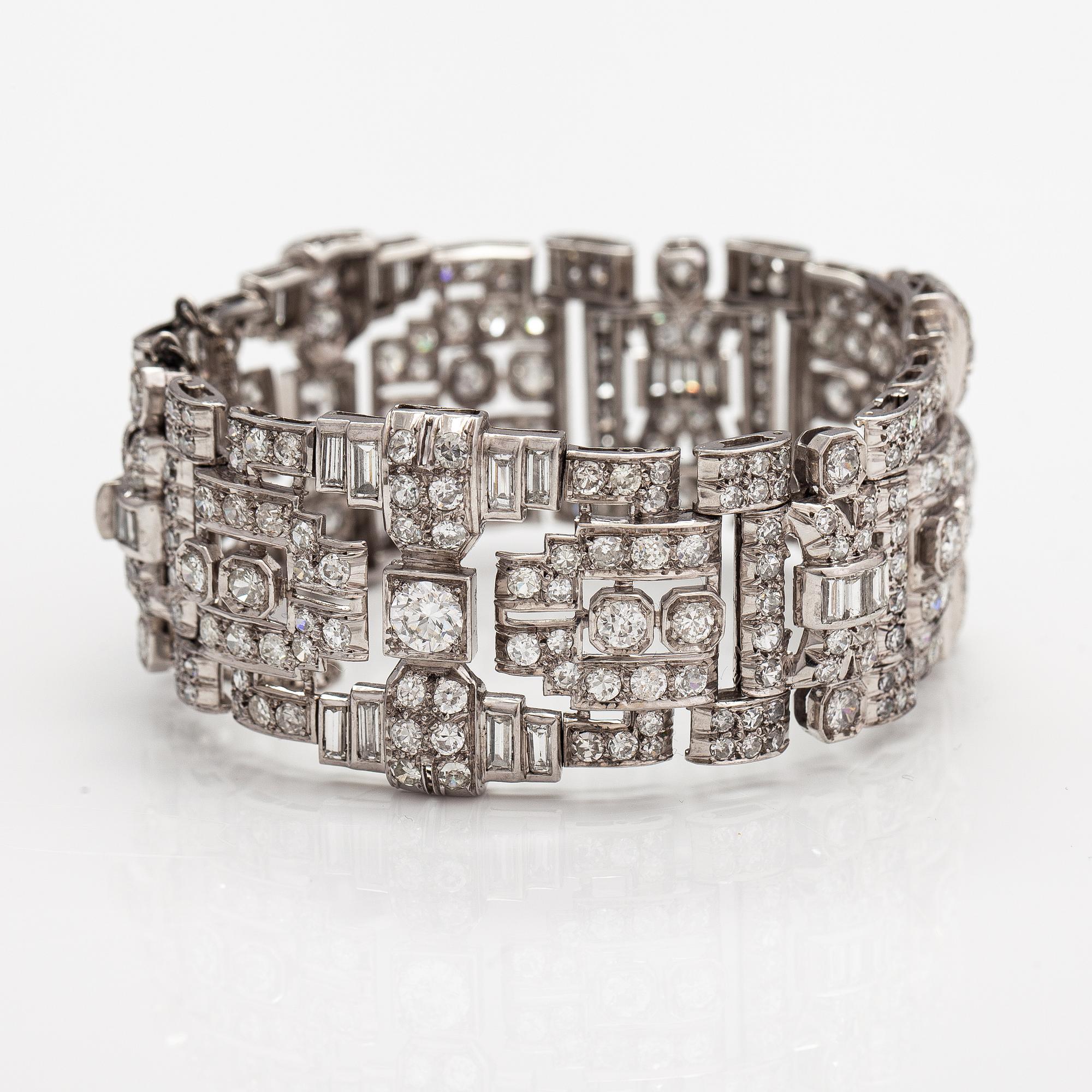 An art deco style platinum bracelet with diamonds ca. 17.85 ct in total.