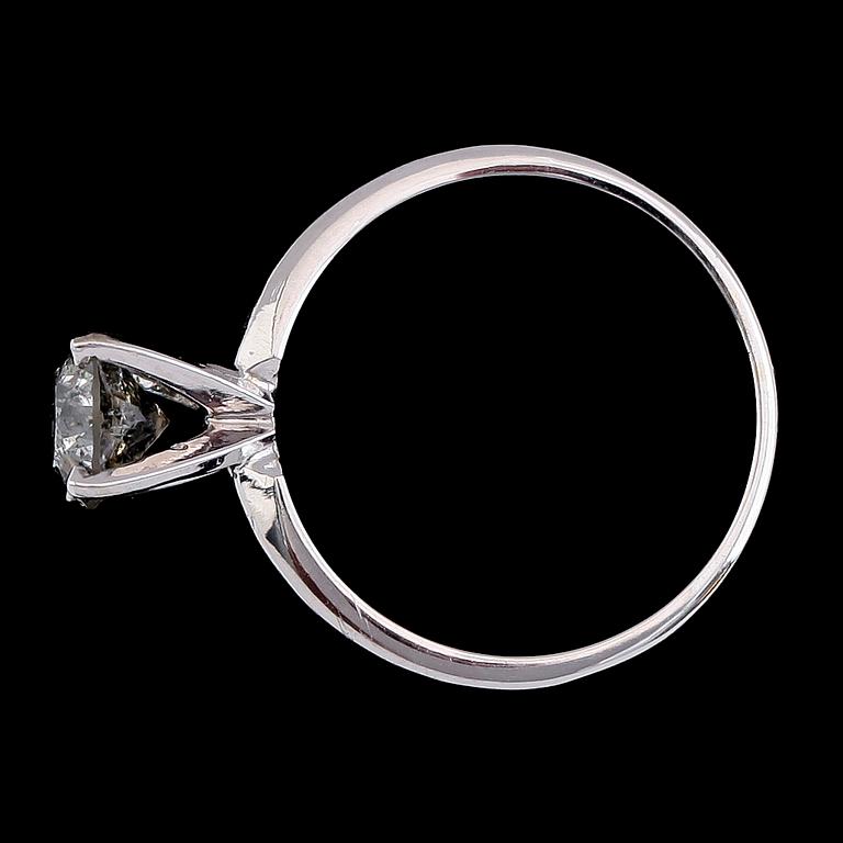 RING, 14 k vitguld, briljantslipad diamant ca 0.88 ct. Vikt ca 2,0 g.