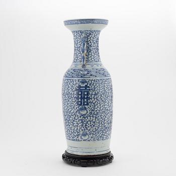 A blue and white floor vase, late Qing dynasty, 19th century.