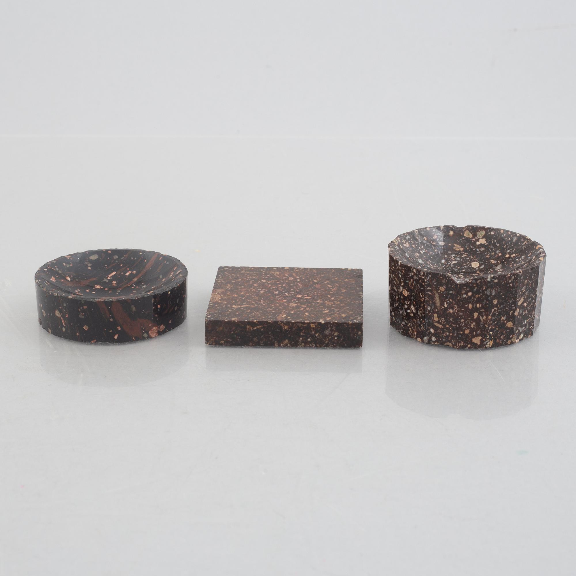 Two porhyry salts and one specimen, Älvdalen, Sweden, 19th century.