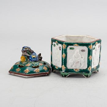 RÖKELSEKAR Japan, omkring 1900, porslin.