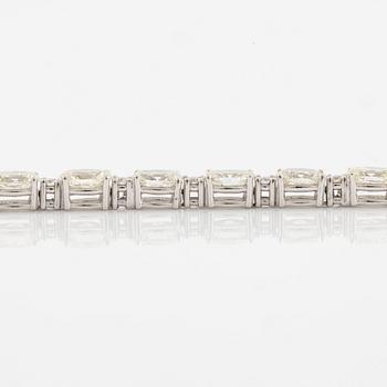 Bracelet 18K white gold with oval and brilliant-cut diamonds.