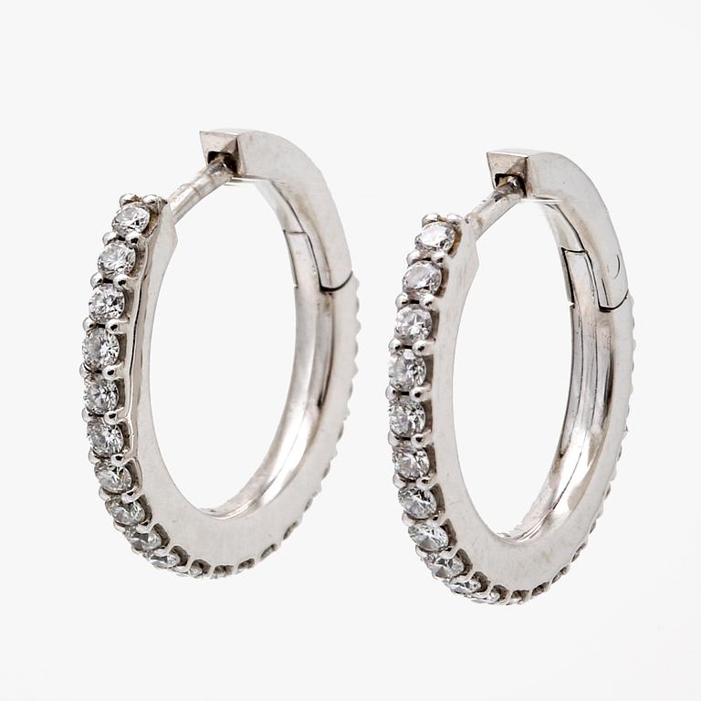 Ole Lynggaard earrings, 18K gold with 42 brilliant-cut diamonds 0,42 ct in total, TW VS, diameter 16 mm.