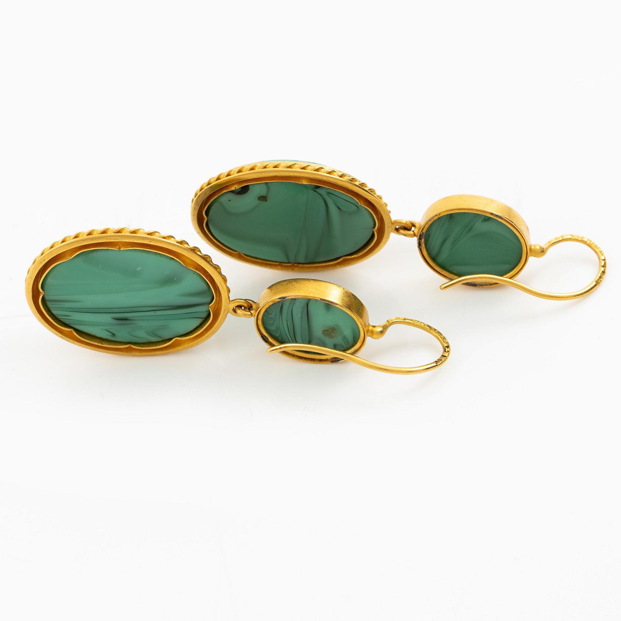 En brosch och ett par örhängen 18K guld med mikromosaiker. Alfred Ambrosius, Stockholm 1871 och 1872.