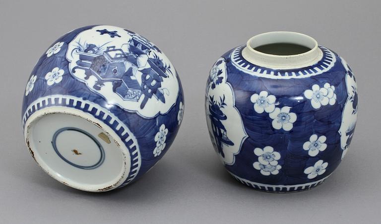 BOJAN, två st, porslin, Kina, Kangxi-stil, 1800/1900-tal.