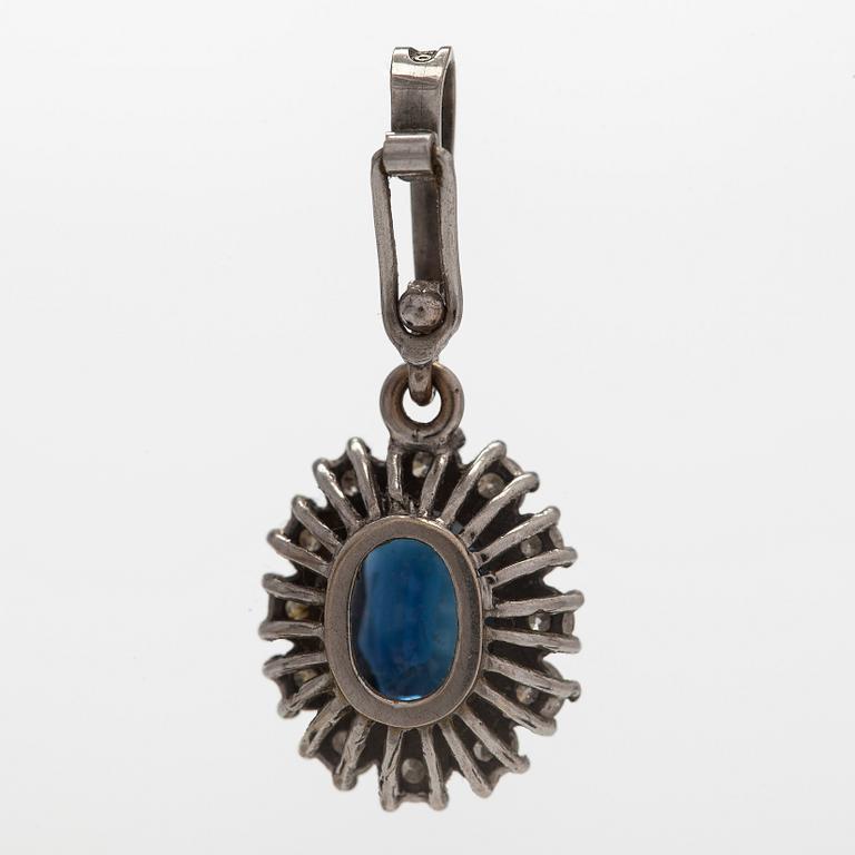 Hänge, carmosémodell, 18K vitguld med safir och diamanter.