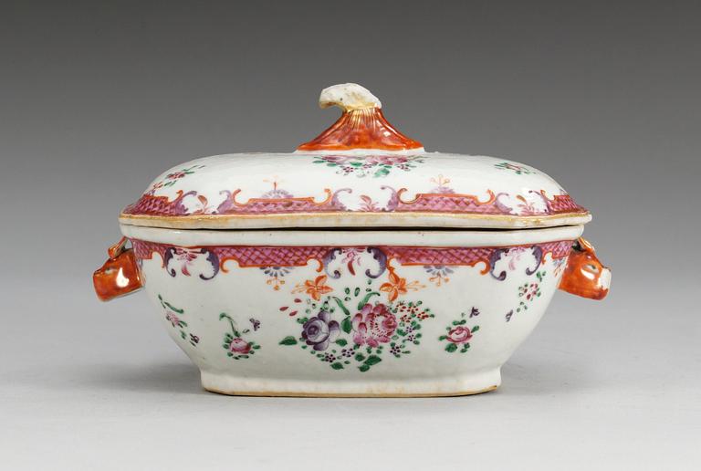 SMÖRTERRIN med LOCK, porslin. Qing dynastin. Qianlong (1736-95).