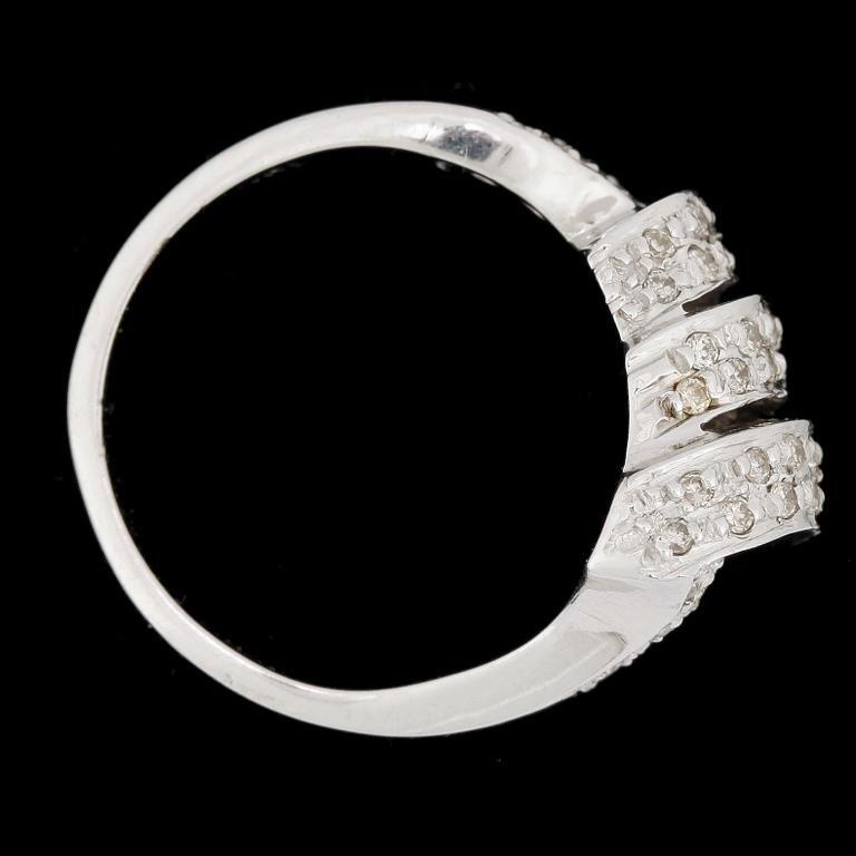 RING, 18k vitguld med briljantslipade diamanter tot ca0,40ct. Vikt 6,4g.