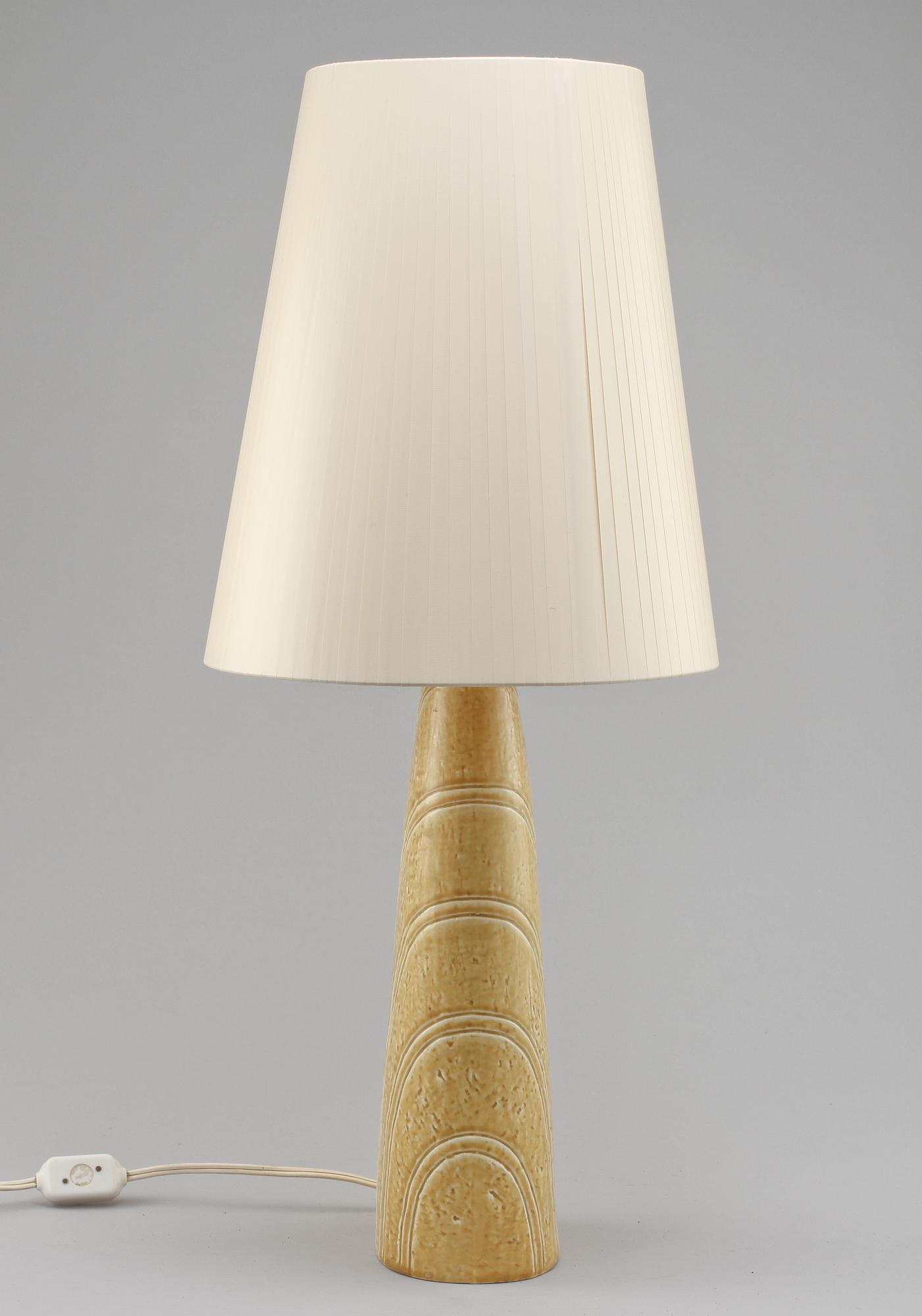 BORDSLAMPA, chamotterat stengods, osignerad, omkring 1900-talets mitt.