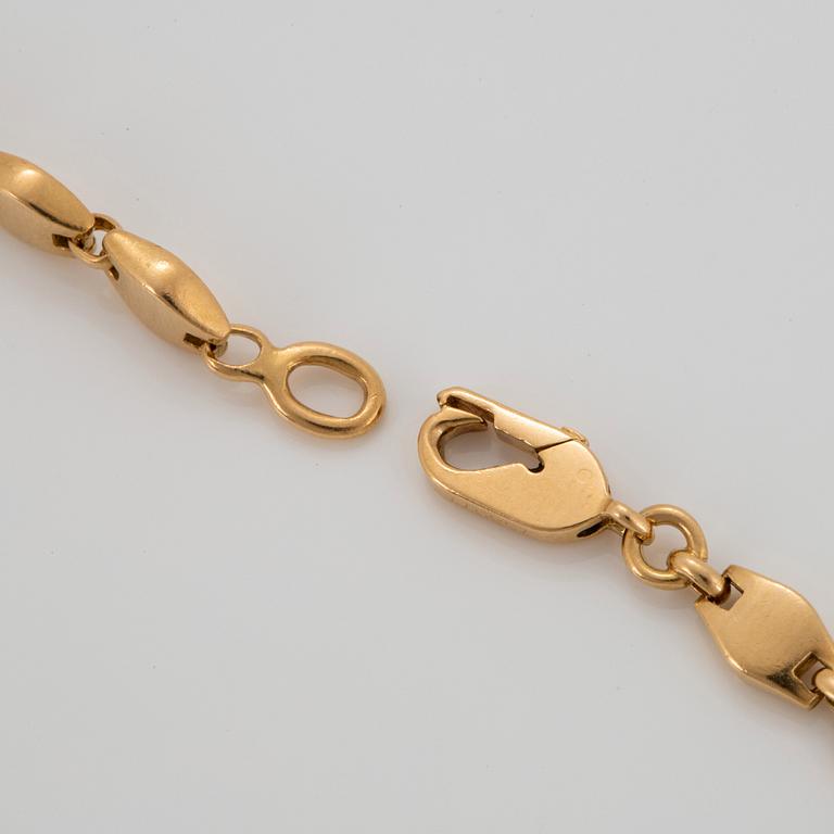 An 18K gold Cartier necklace.