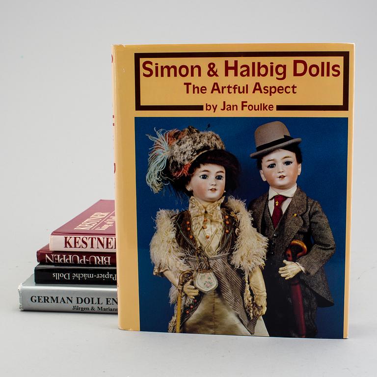 A lot of twelve books regarding antique dolls.