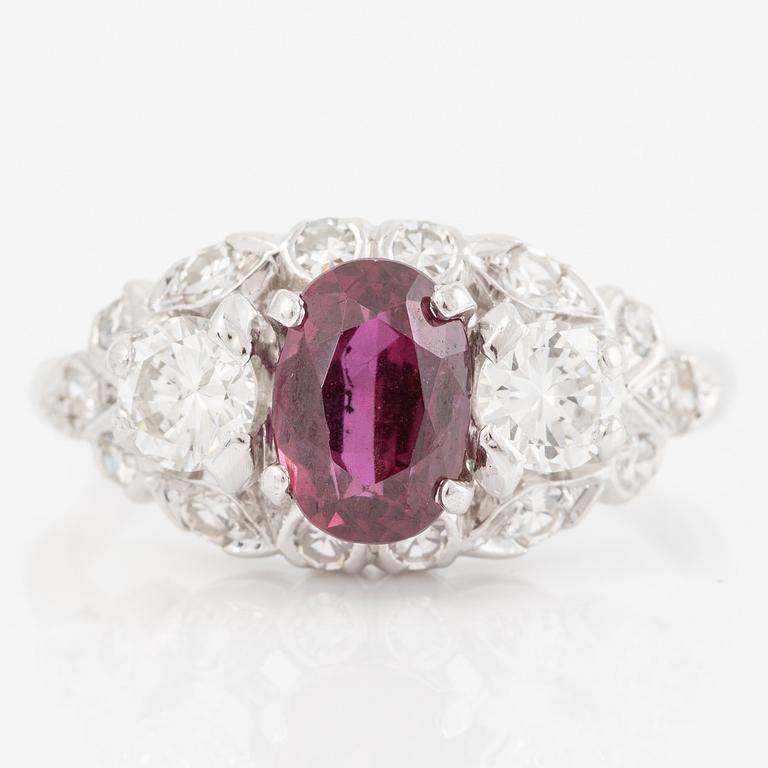 Ring 18K vitguld med en fasettslipad rubin.