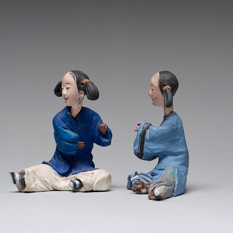 Two clay figures of Chinese girls, Qing dynasty, 19th Century.