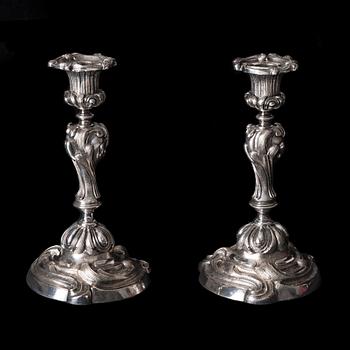 LJUSSTAKAR, ett par, vitmetall, rokokostil, 1800-talets senare hälft.