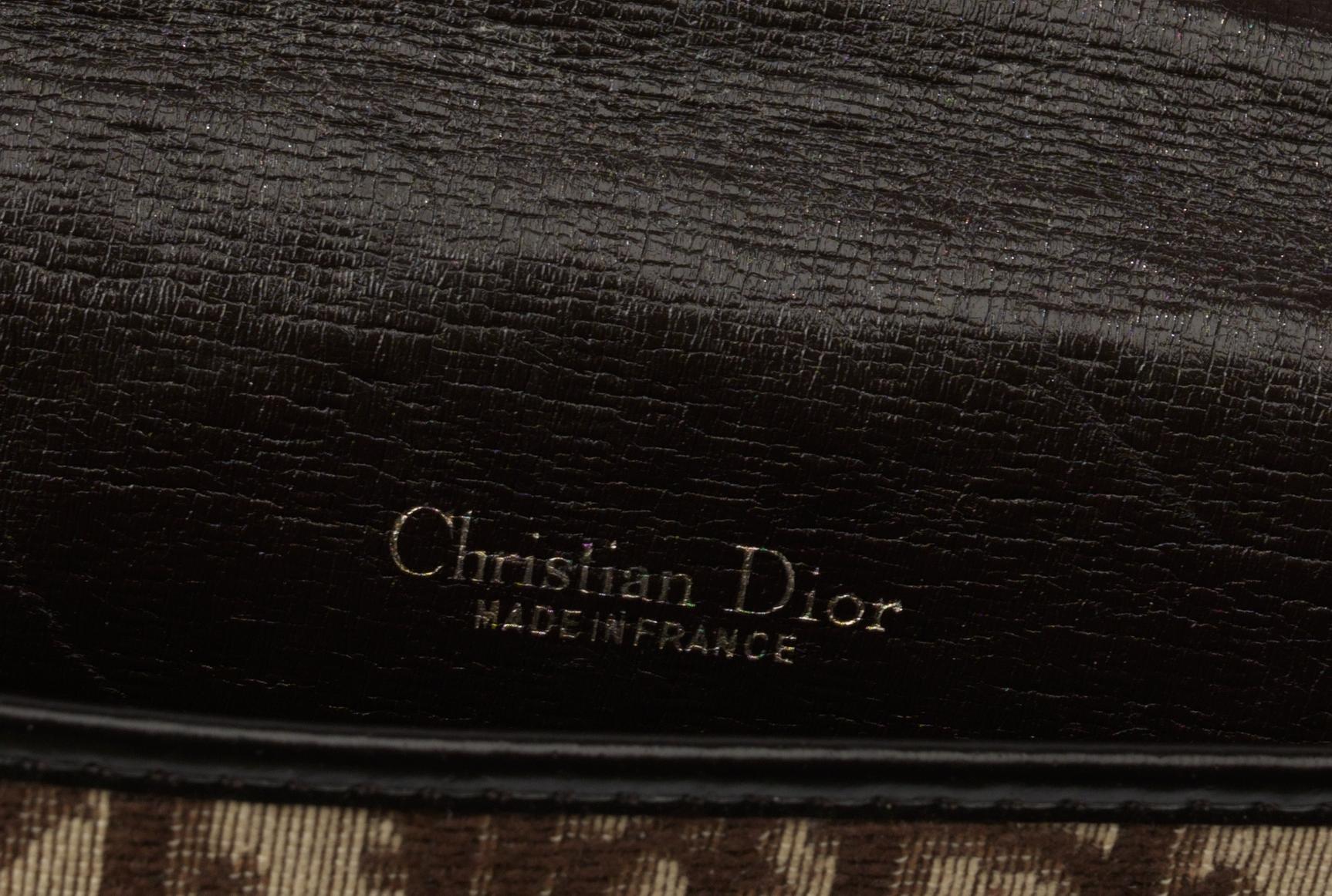 CHRISTIAN DIOR, kuvertväska, skärp samt scarf.