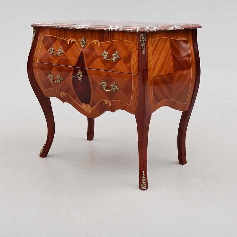 BYRÅ, rokokostil, 1900-talets andra hält.