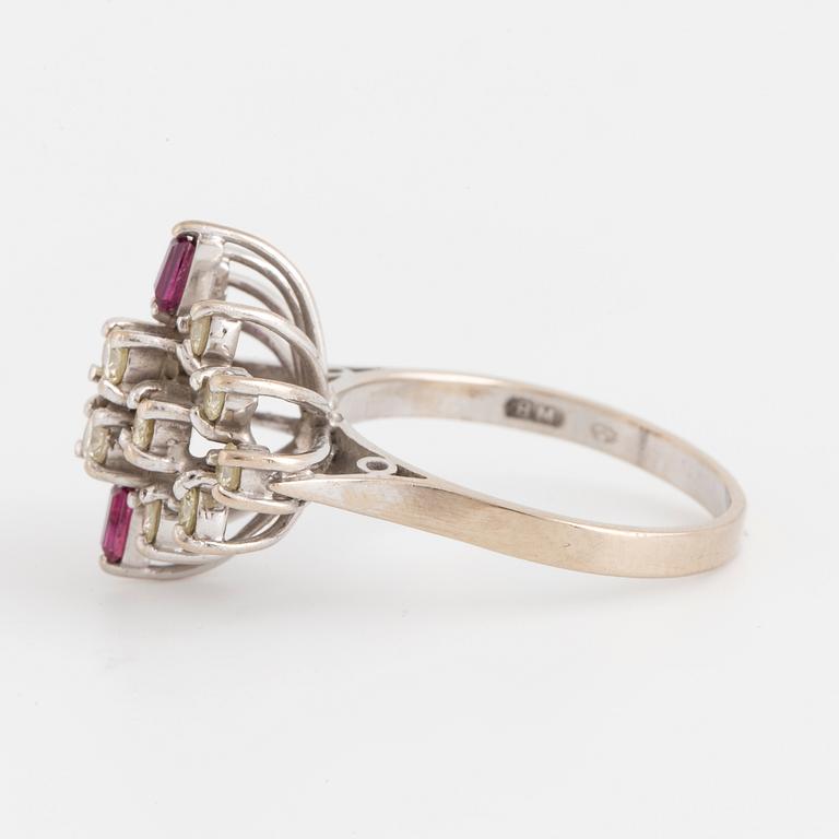 An 18K white gold ring with rubies and brilliant-cut diamonds.