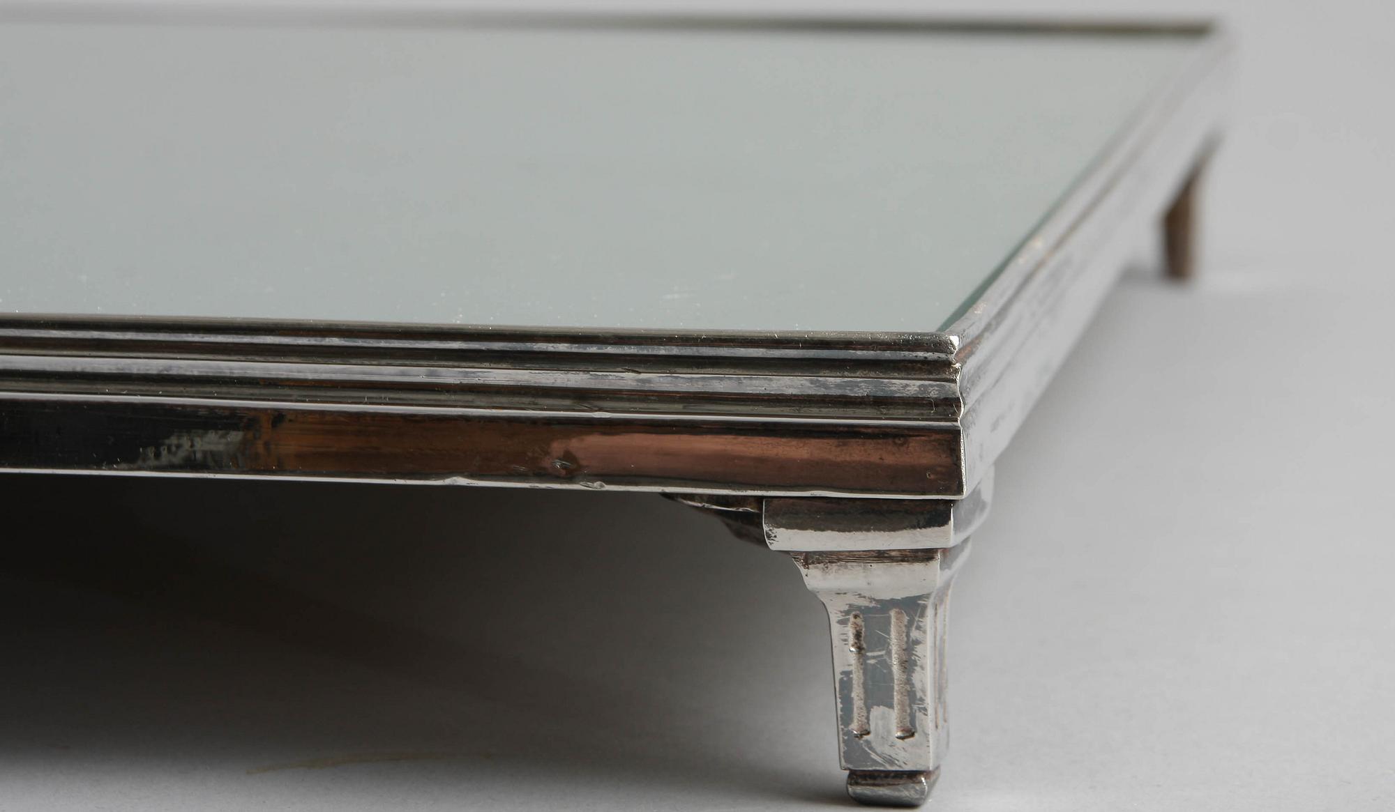 BORDSPLATEAU, två delar, försilvrad metall, gustaviansk stil, 1800/1900-tal.