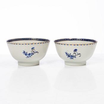 Parti, porslin samt fat i emalj på koppar, nio delar. Qingdynastin, 1700-tal.