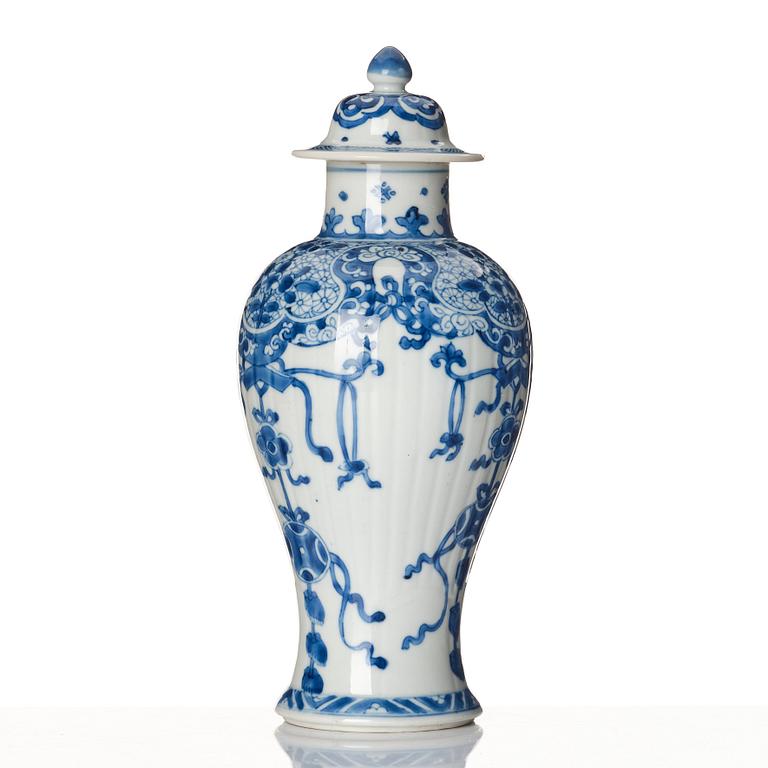 A blue and white vase, Qing dynasty, Kangxi (1662-1722).