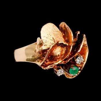 RING, 14 k guld, AJS, med smaragd och briljanter. Vikt 10 g.
