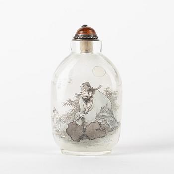 A Chinese snuff bottle with stopper, 20th Century.