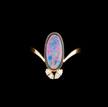 RING, 18 k guld med opal samt 4 briljantslipade diamanter. Carlberg Guldsmed Sonny, Sölvesborg, 1988. Vikt ca 4g.